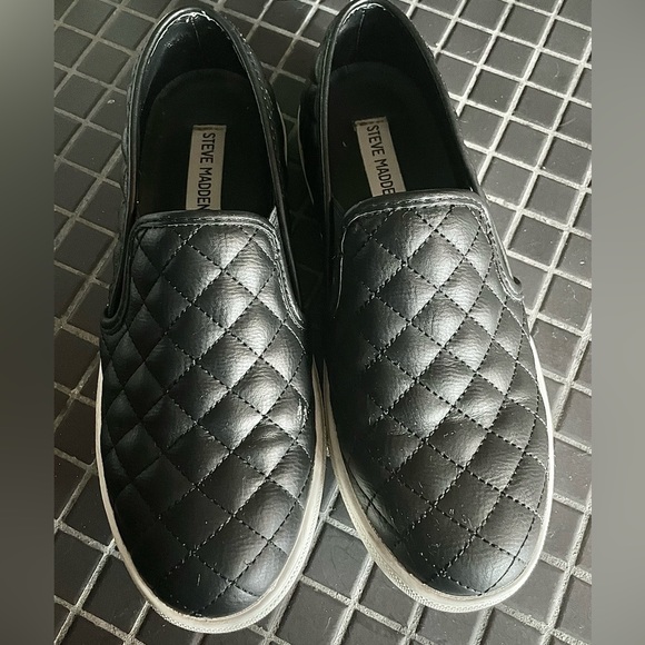 Steve Madden Ecentrcq Patent Leather Quilted Black Slip On Flat Shoes - Picture 7 of 11